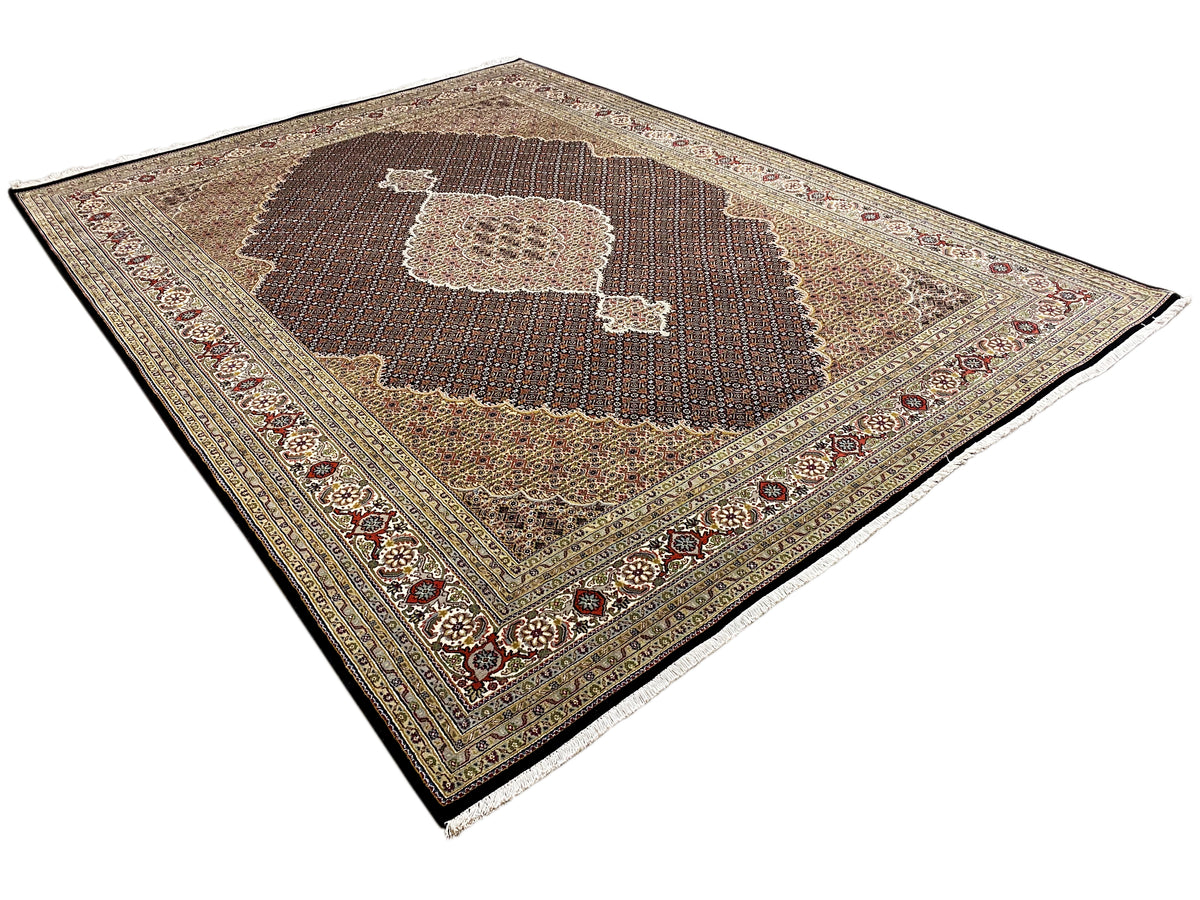 Orientteppich mit dunkelbraunem Medaillon und floralen Bordüren in Beige und Blau
