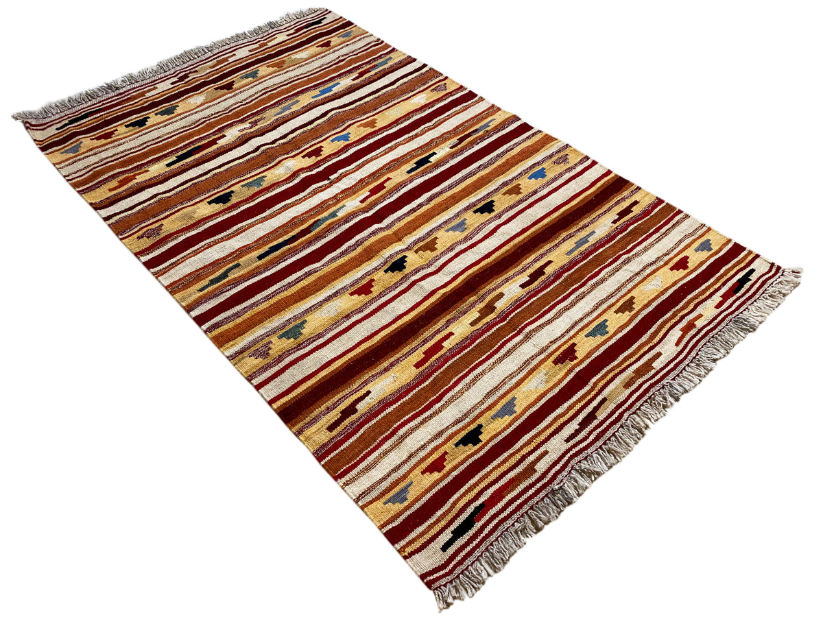 Kelim-Teppich mit gestreiftem Muster in Rot-, Beige- und Blau-Tönen, mit Fransen