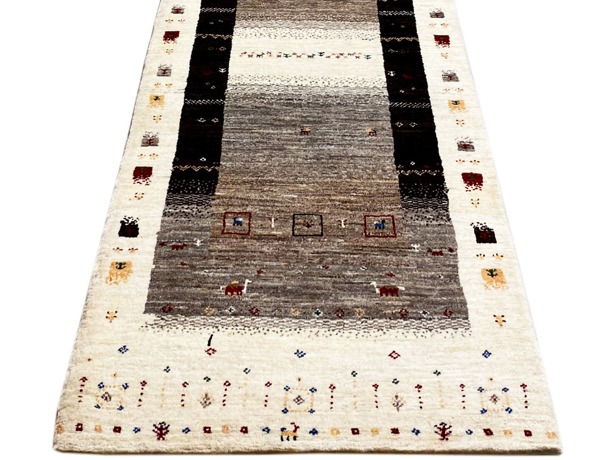 Gabbeh-Läufer mit tiefer Mittelzone, umlaufenden Streifen und bunten Kleinstmotiven