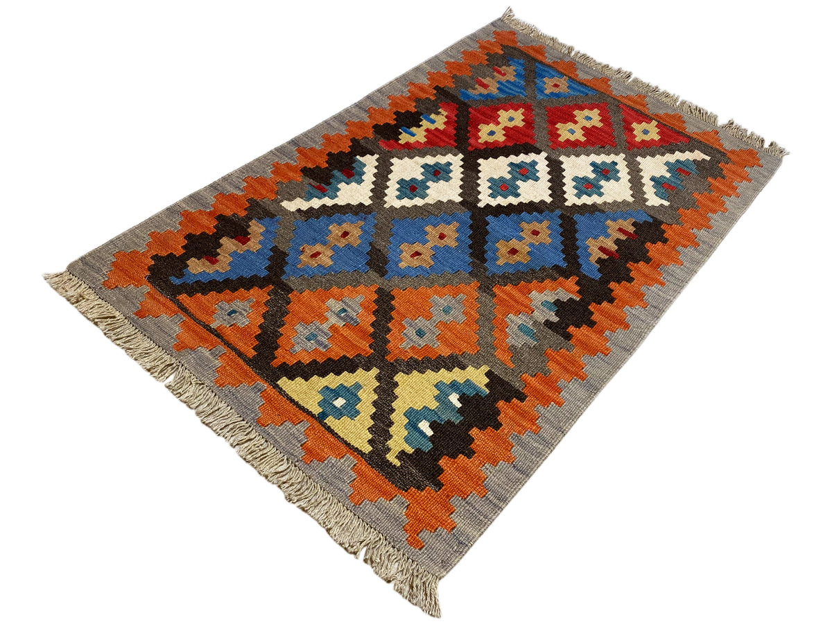 Kelim-Teppich mit geometrischem Muster, grauer Grund, orange und blaue Rauten, Fransen