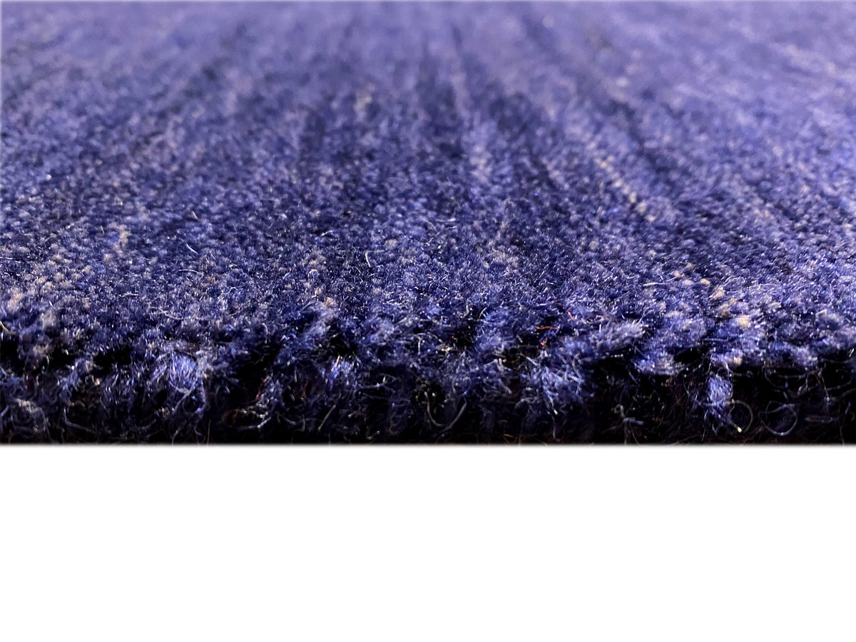 Blauer Kurzflorteppich mit dichter, strukturierter Oberfläche und feinem Florverlauf.