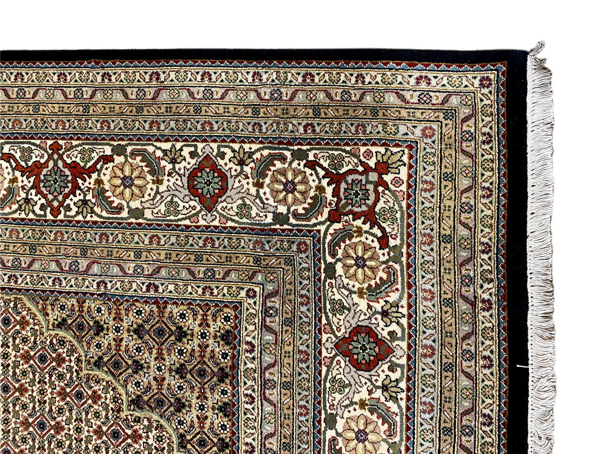 Brauner Tabriz-Teppich mit fein gemustertem Bordürendekor, Nahansicht am Rand