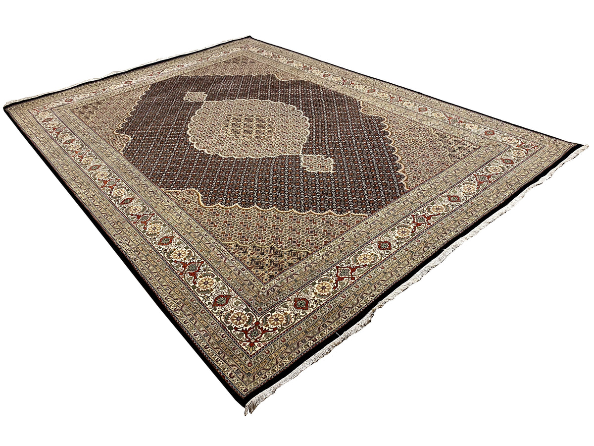 Dunkelbrauner Teppich mit zentralem Medaillon und geometrischem Muster, mit Fransen