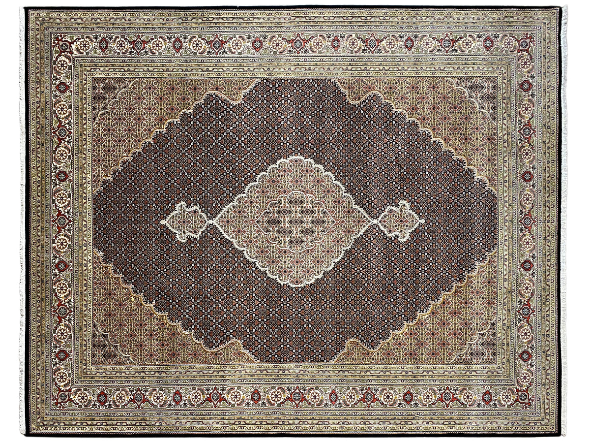 Orientteppich mit großem braunem Medaillon, beiger Zierfläche und umlaufender Bordüre