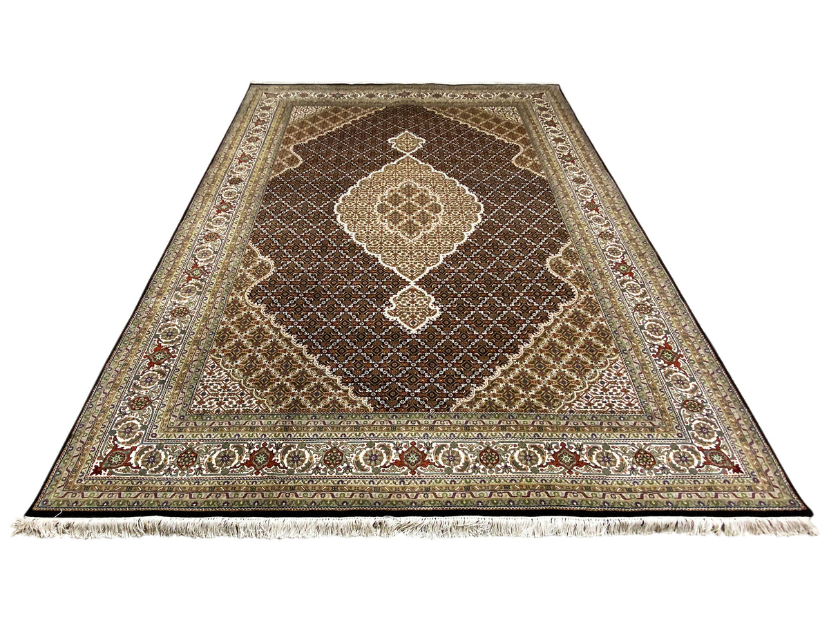 Brauner Indo-Tabriz Teppich mit ornamentalem Medaillon und floraler Bordüre, Fransen.