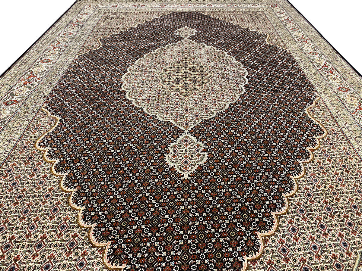 Dunkelbrauner Teppich mit großem blütenförmigem Medaillon und Ornamentbordüre