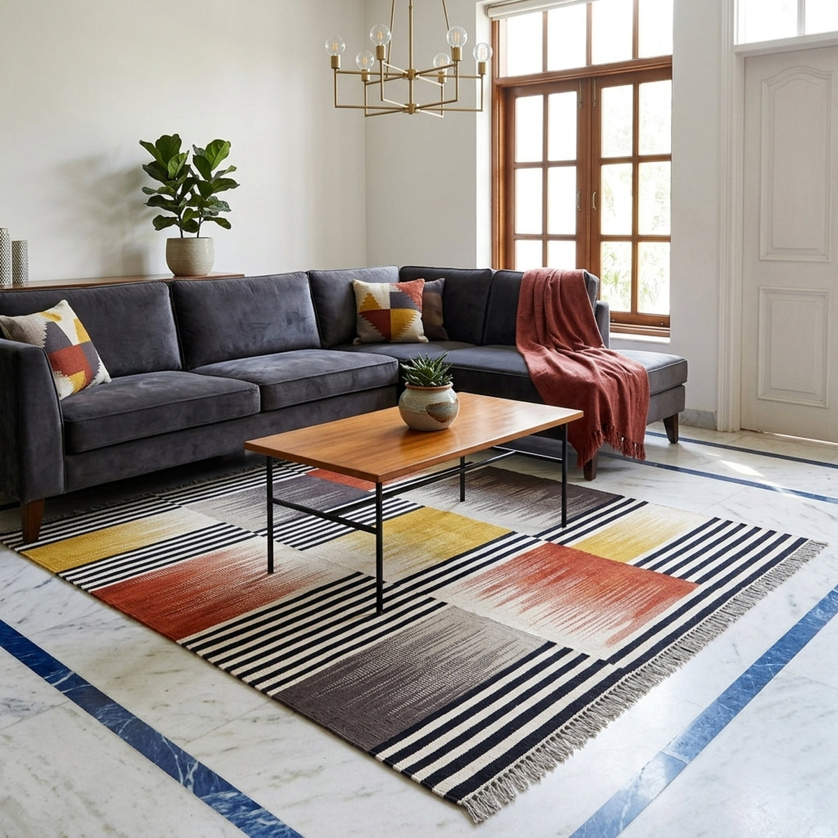 Kelim-Teppich im Wohnraum mit geometrischem Muster aus Streifen in Schwarz, Creme, Gelb und Rost