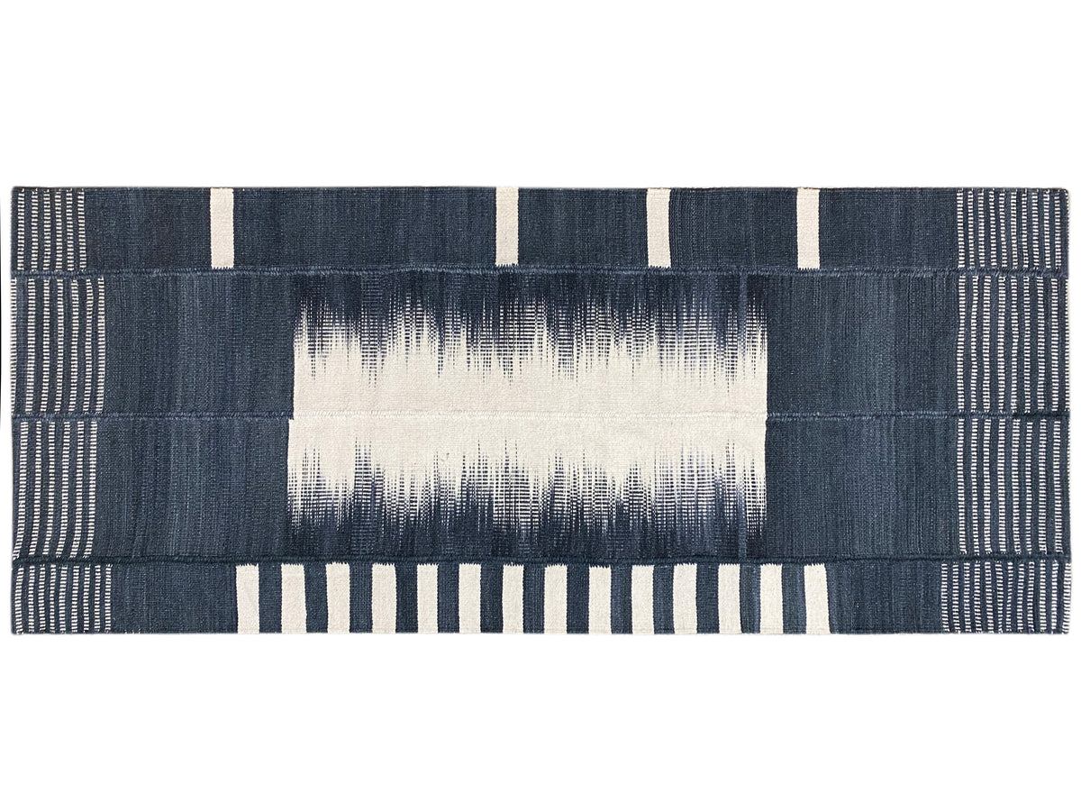Kelim-Teppich, dunkelblau mit beigem Streifenlayout und hellen Querstreifen, ca. 200x80 cm