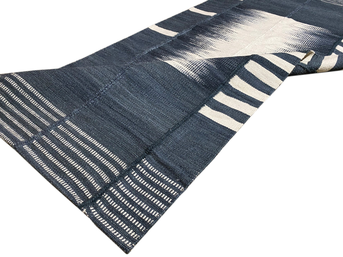 Kelim-Teppich in Dunkelblau mit beigem Mittelmotiv, Kontraststreifen und Kantenfransen, ca. 200x80 cm