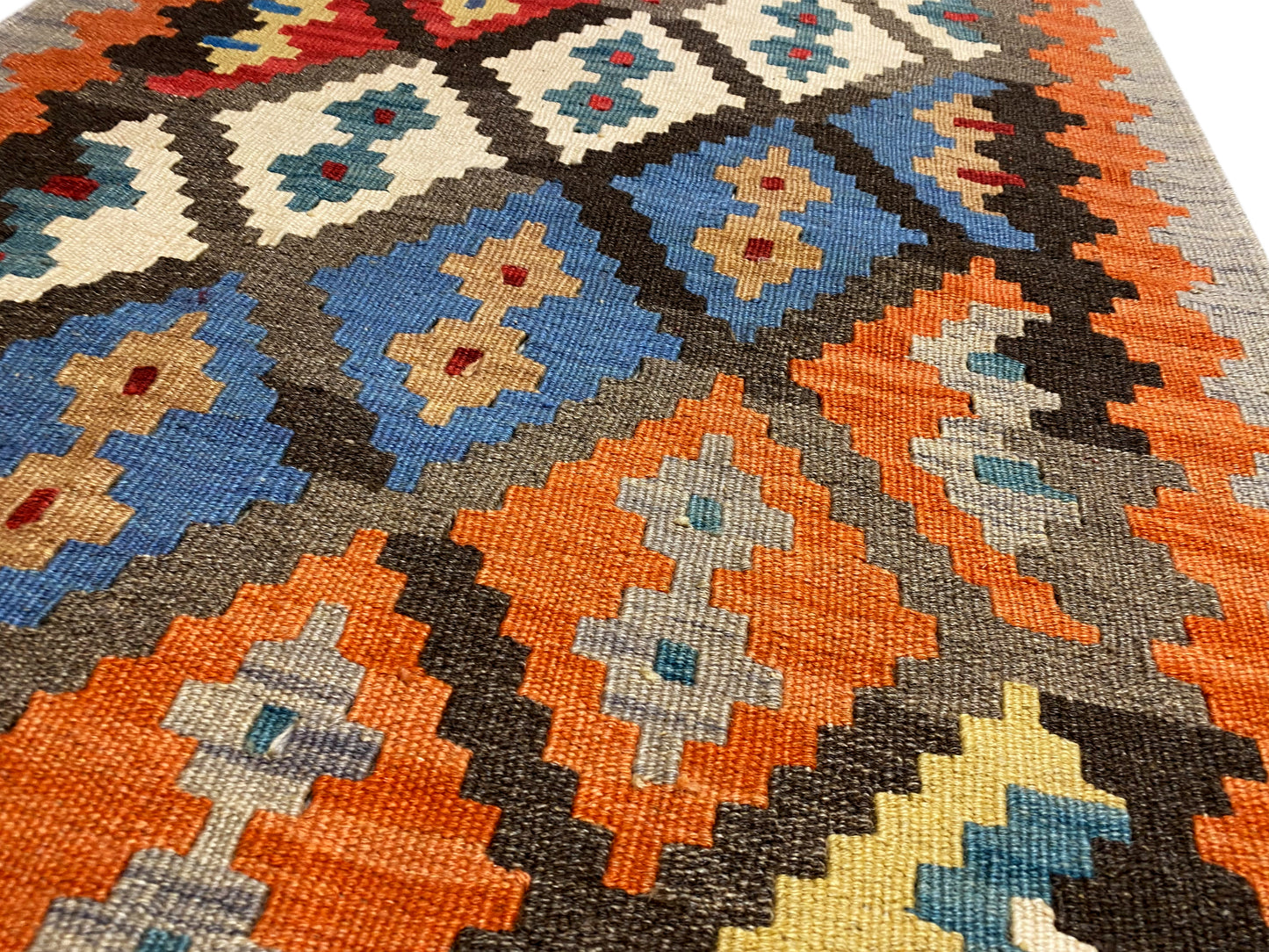 Naturwolle Kelim Teppich grau, handgewebt im traditionellen Qashqai Stil