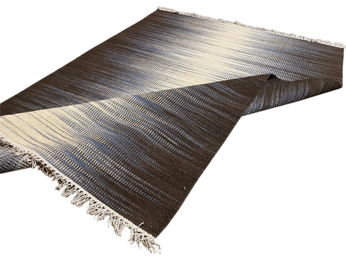 Kelim Teppich 100x150 cm, ausgebreitet; dunkelbraune und beigen Streifen, Fransen an zwei Kanten.