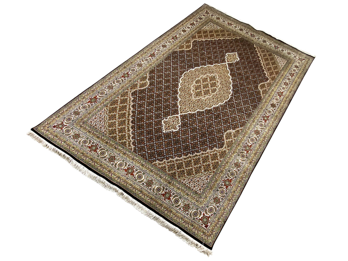 Brauner Indo-Tabriz Teppich mit zentralem Medaillon, Rautenraster und Einfassung, Fransen.