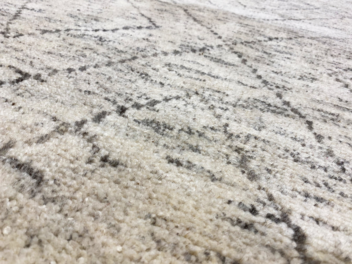 Nahaufnahme: Berber Teppich mit meliertem Flor und dunkelgrauem Linien-Pattern