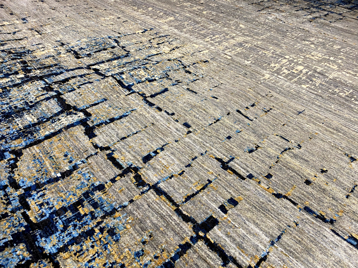 Handgeknüpfter Teppich mit diagonalen Linien und blau-goldenen Akzentfeldern
