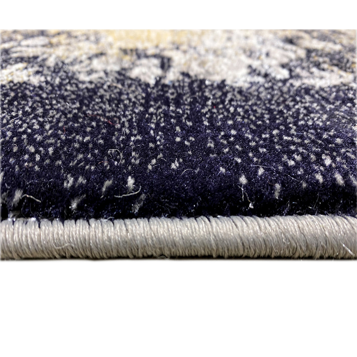 Schwarzer Teppich mit blau-grauen Mustern und Fransen am Rand