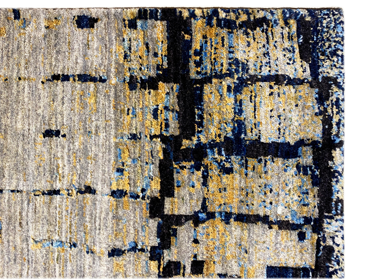 Handgeknüpfter Teppich Detail: hellgrau mit blauem und gelblichem Kachelmuster