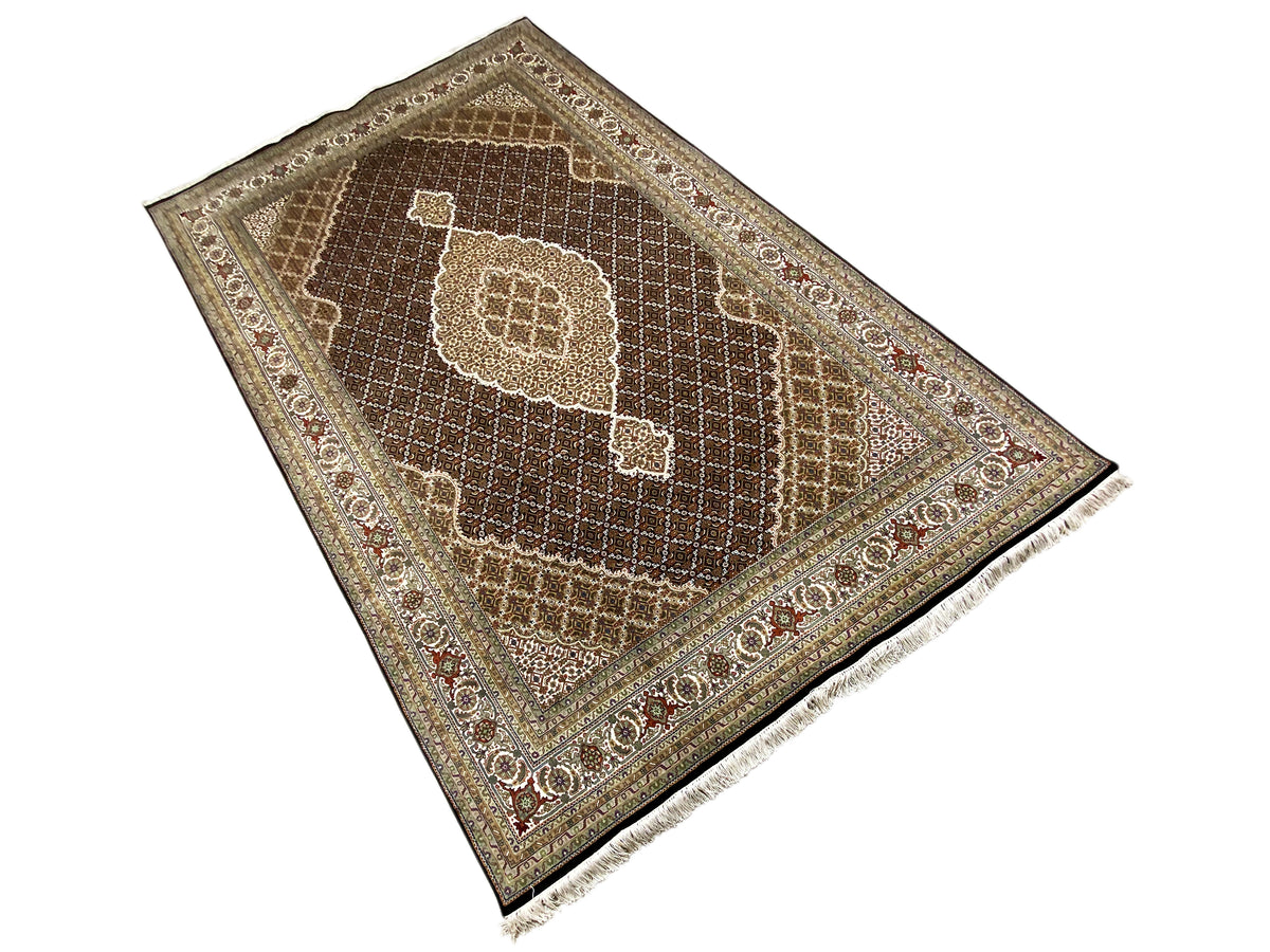 Brauner Indo-Tabriz Teppich im Detail: zentrales Medaillon, feine Bordüre, Fransen.