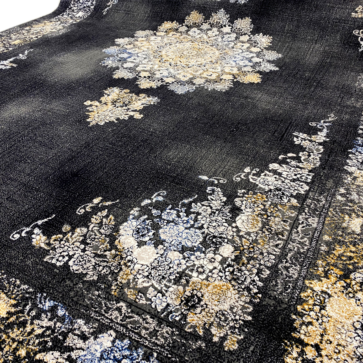 Schwarzer Teppich mit Detail-Medaillon und floralen Geo-Mustern in Creme und Blau