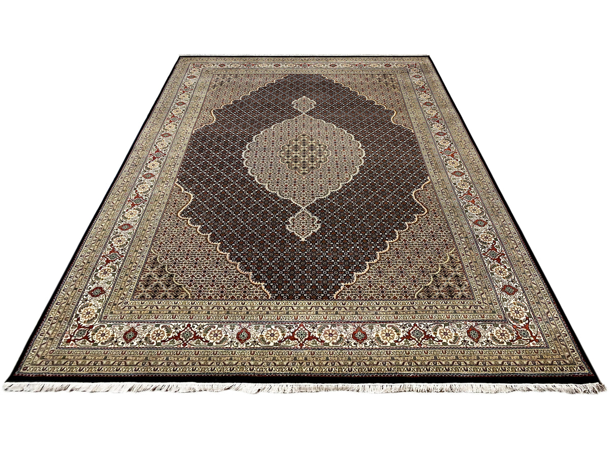 Rechteckiger Teppich mit braunem Grund, Medaillon-Design und Fransen an den Seiten