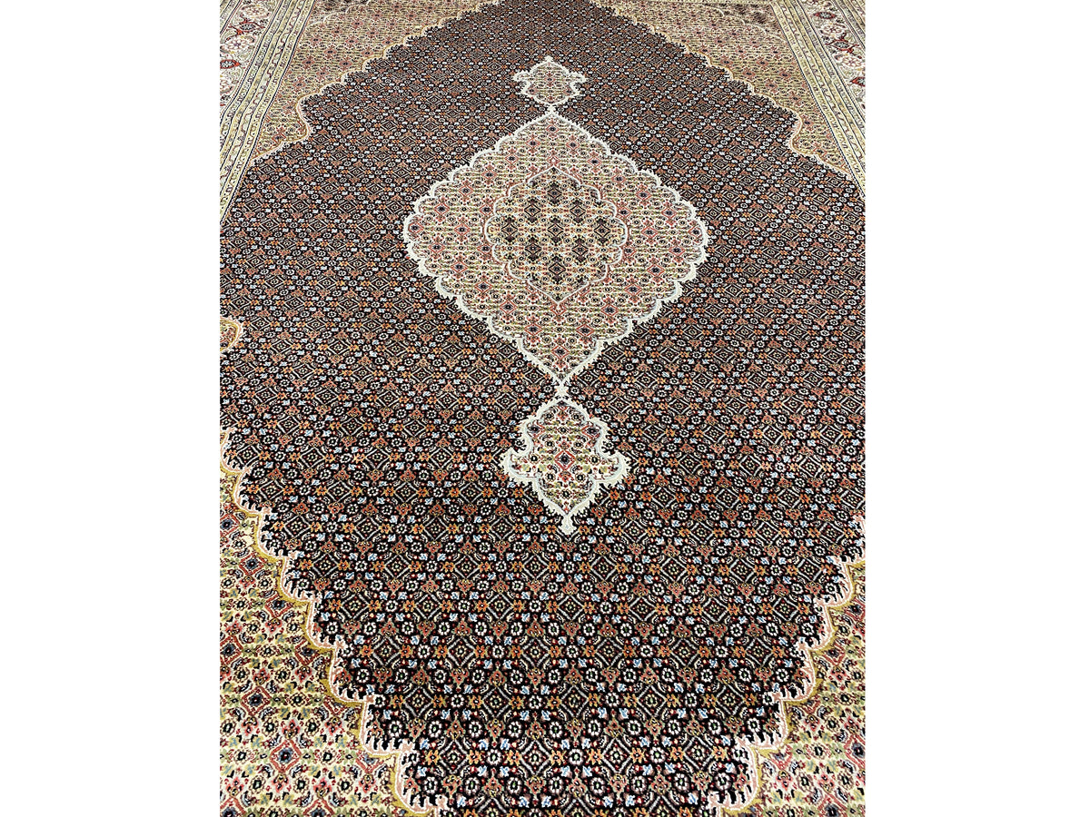 Nahansicht: Teppichmedaillon in Beige und Dunkelbraun mit belebtem Muster untere Zone