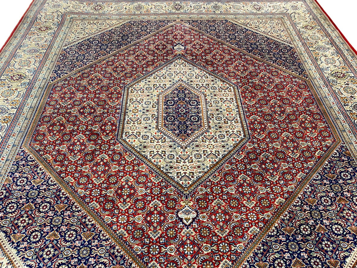 Bidjar Teppich Ansicht von oben, zentrales Medaillon umgeben von rotem und blauem Ornament