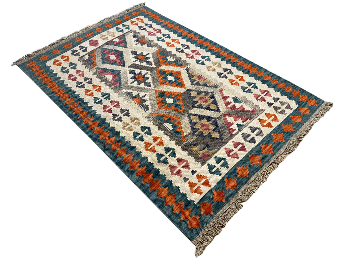 Kelim-Teppich mit diagonaler Perspektive, creme Grund, orange-blaue Muster, Fransen
