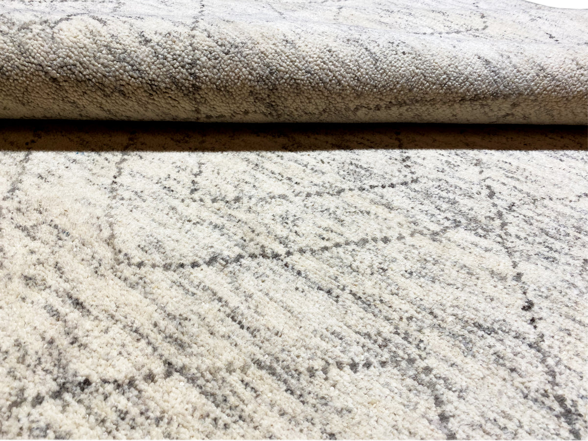 Berber Teppich: sichtbare Florhöhe und Schichtung, hellbeige mit grauem Linienverlauf