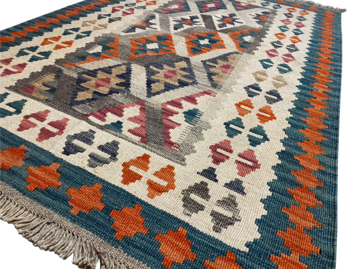 Kelim-Teppich Nahansicht: cremefarbener Untergrund mit bunten Kreuz- und Rautenmotiven