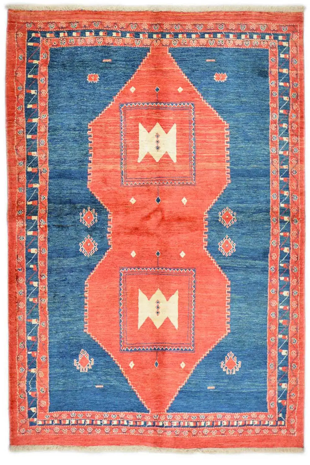 Teppich mit blauem Fond, orange-roter Bordüre und geometrischem Medaillonmuster