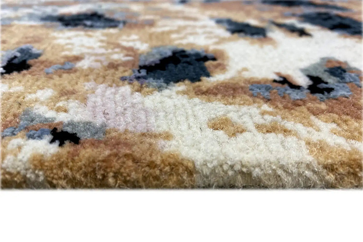 Designer-Teppich mit Bo-Hamsa-Muster, beiger Flor und dunkle geometrische Formen