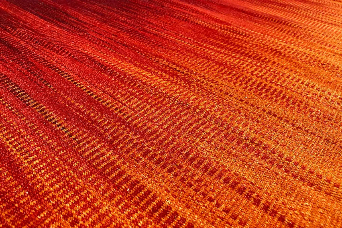 Moderner Kelim-Dhurrie-Teppich, orange-braunes Wellenmuster, dicht gewebt