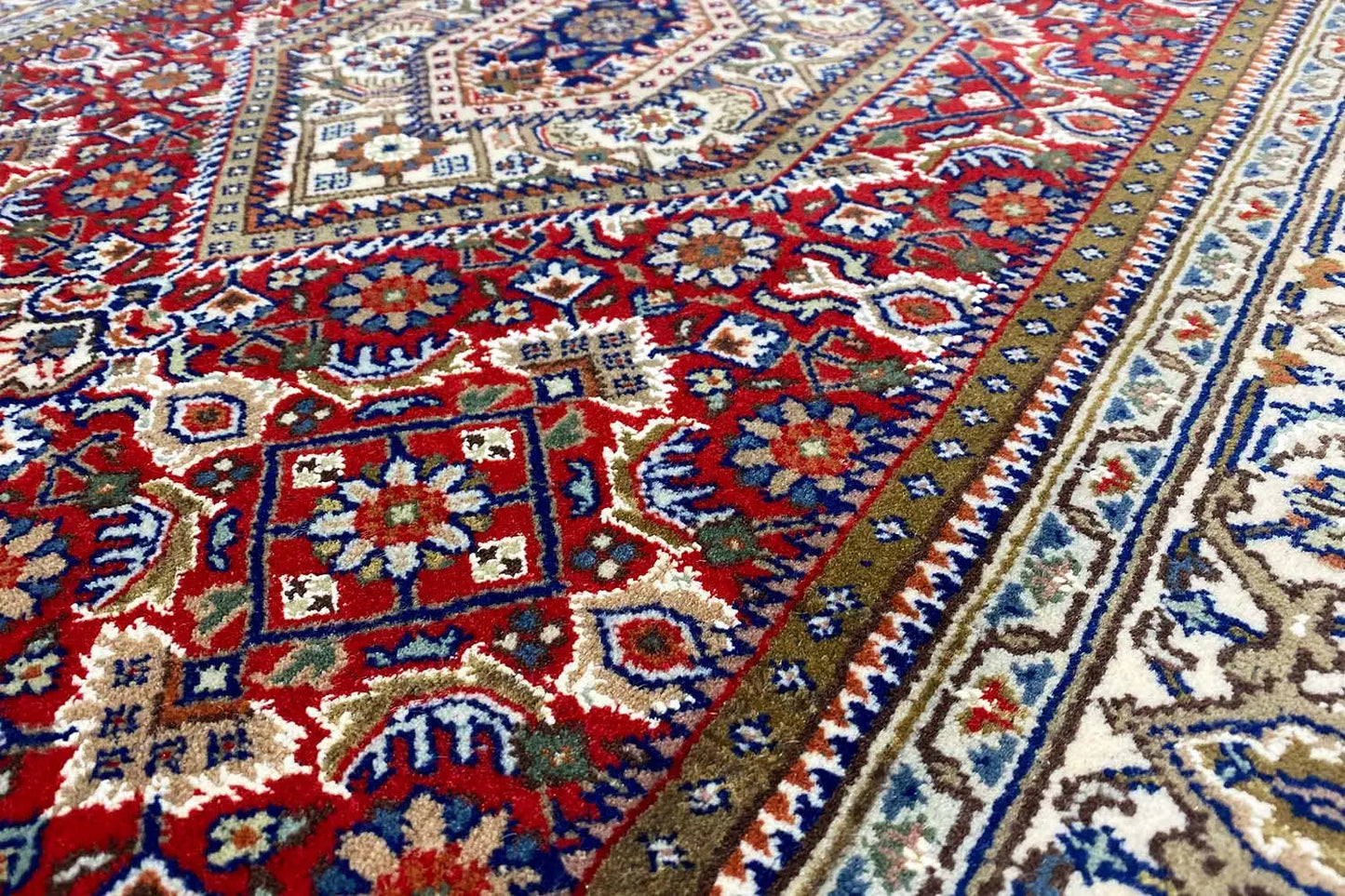 Bidjar-Läufer Nahaufnahme: detailreiches Muster in Rot, Blau und Beige mit Rahmen