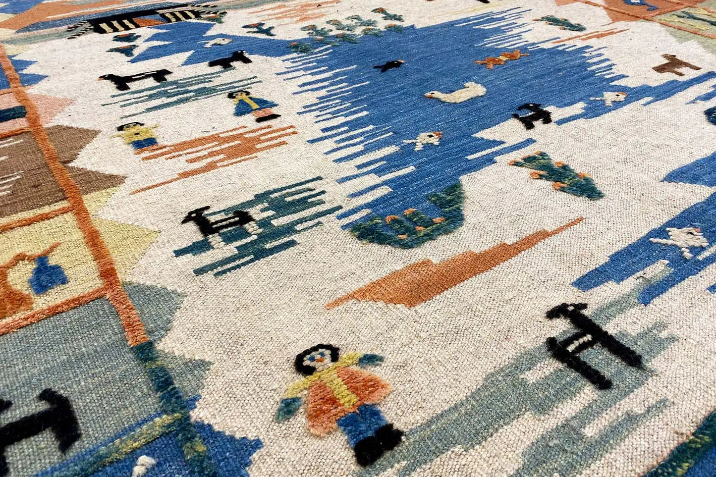 Kilim-Teppich, Detailausschnitt mit Figuren und Ornamenten in Blau, Beige und Blaugrün