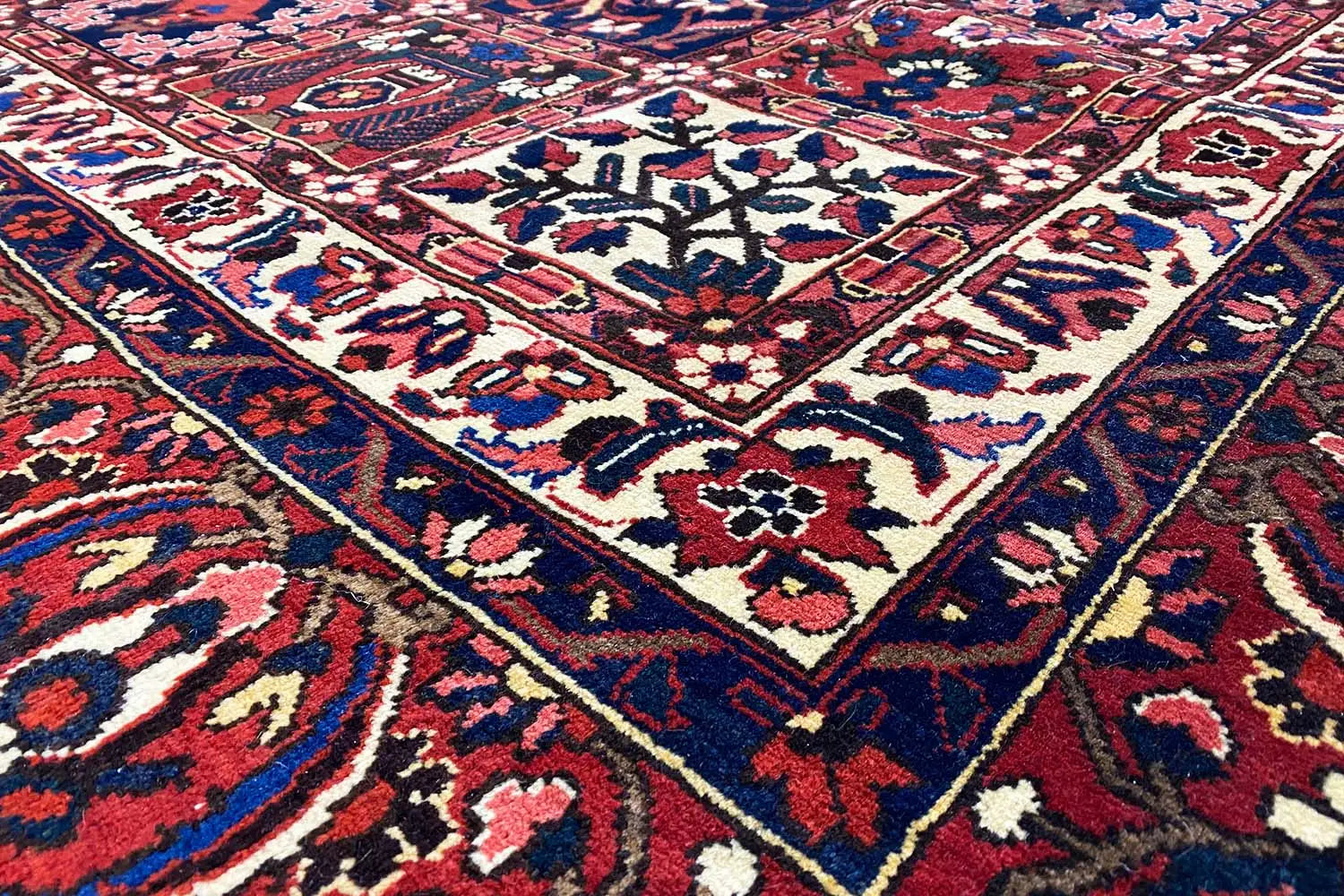 Bakhtiari - (340x238cm) - German Carpet Shop