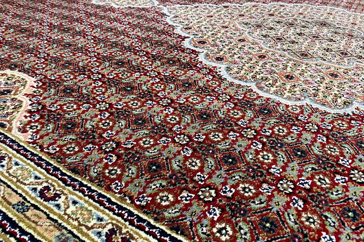 Indo Täbriz Teppich, rotes Muster mit floralen Ornamenten, Nahaufnahme
