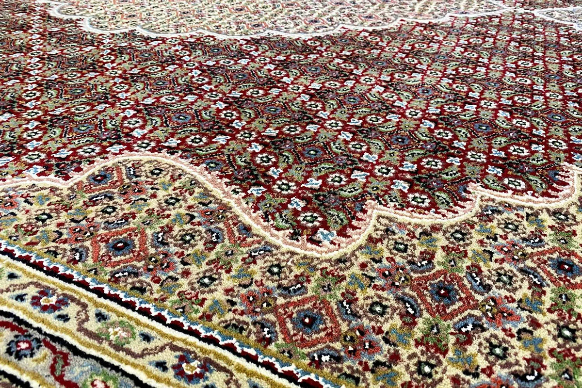 Teppich mit feinem Ornamente-Muster in Rot, Grün und Creme, Nahansicht der Oberfläche