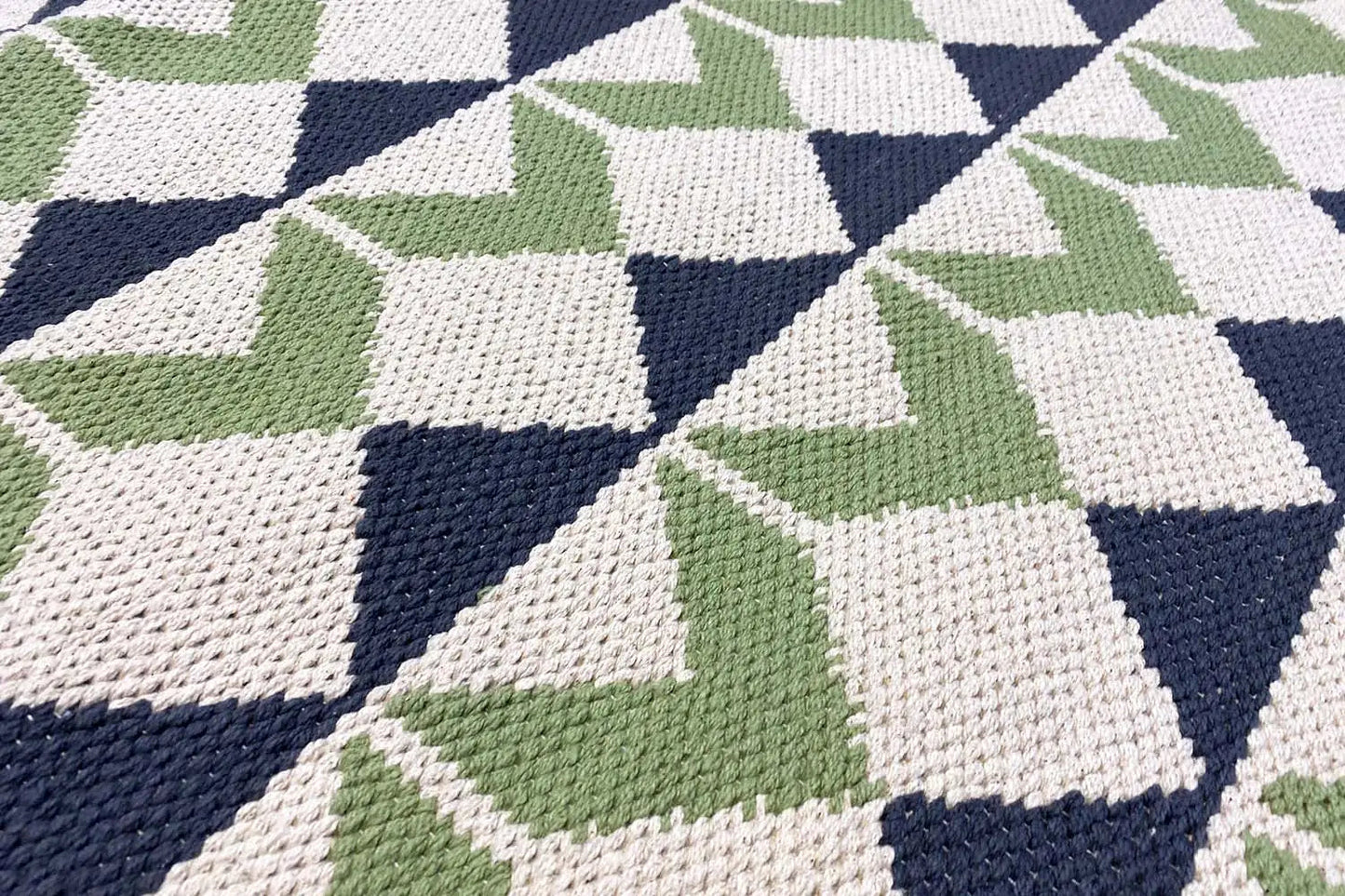 Kelim-Teppich mit geometrischem Würfelmuster in Grün, Blau und Weiß, flach gewebt