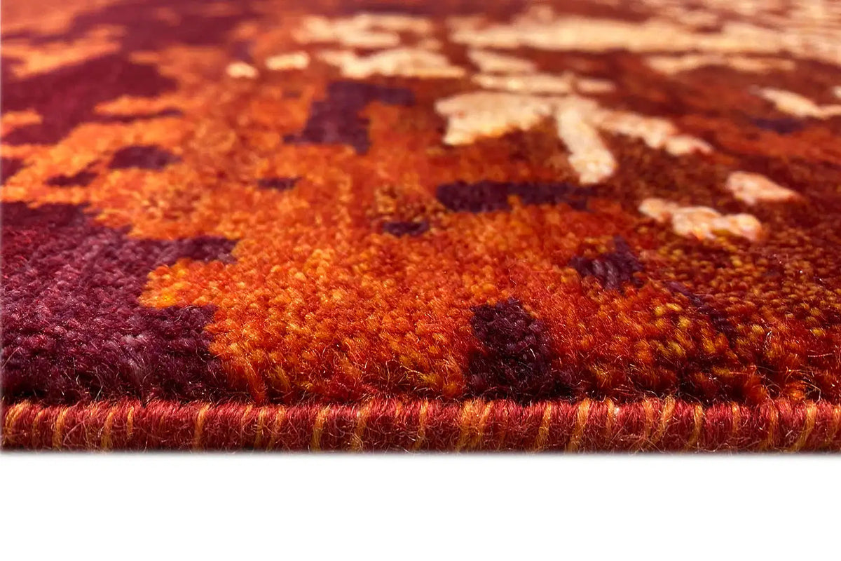 Teppichflor rotbraun mit mehrfarbigen Effektstellen am Rand
