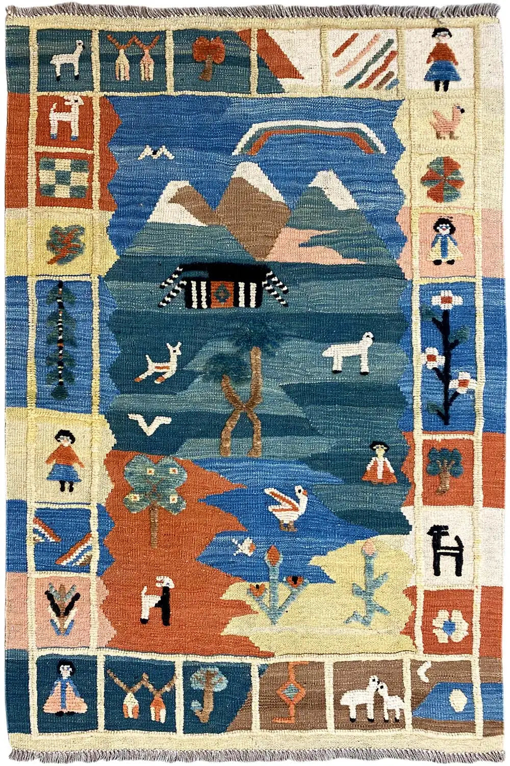 Kilimteppich mit blauem Zentrum, mehrfarbigem Rand und Fransen; viele kleine Symbole