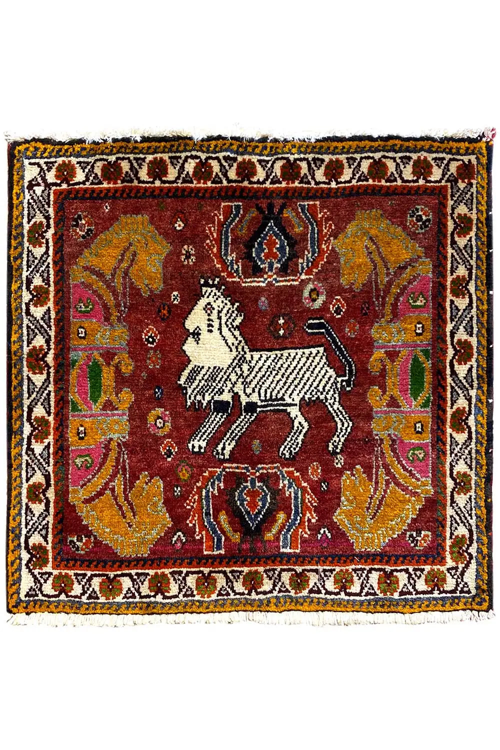 Teppich mit rotem Mittelmotiv, weißem Pferd und breitem Ornamentrand
