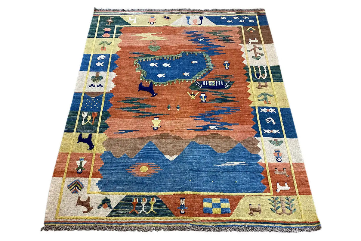 Kelimteppich mit zentralem Landschaftsmotiv in Blau, Rostrot und Beige, Fransen