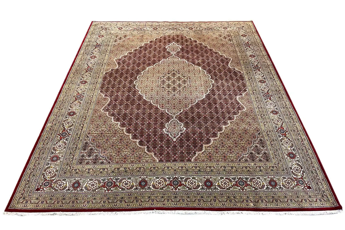 Teppich mit zentralem Medaillon in Braun, umrahmt von Schmuckbordüren