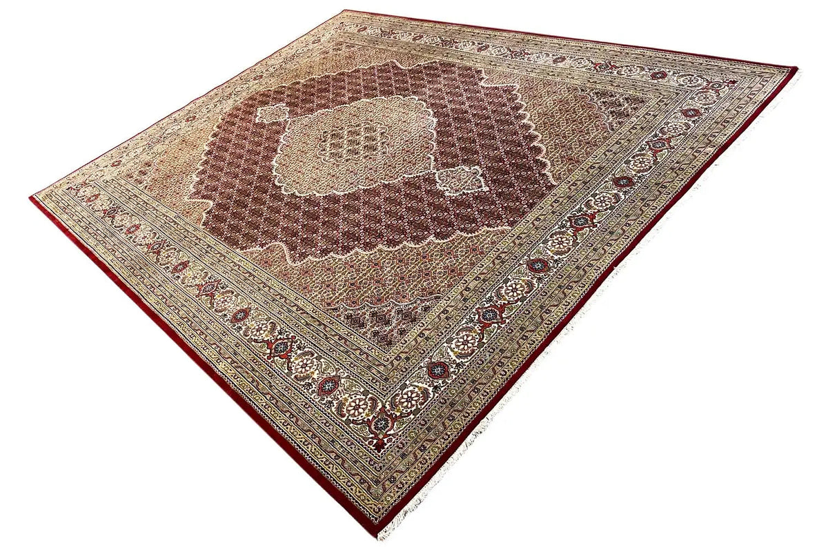 Teppich in Braun mit rechteckigem Muster und Zierbordüren, diagonale Ansicht