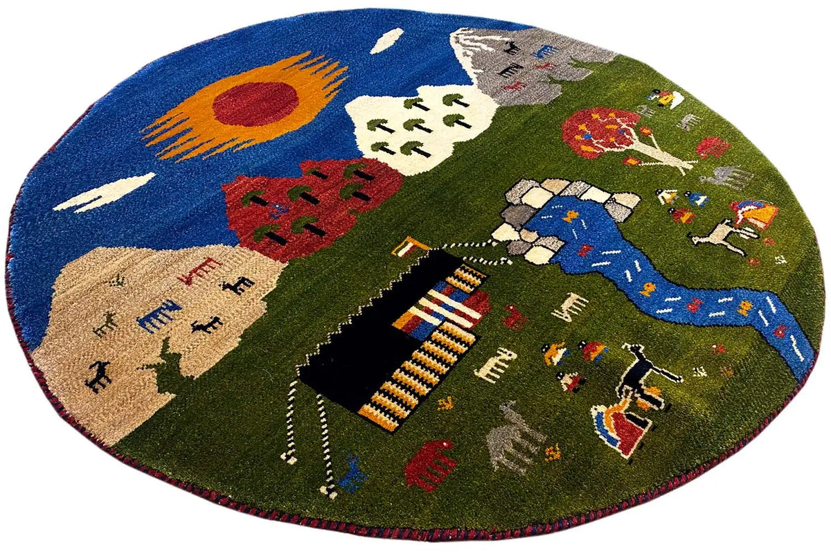 Runder Gabbeh-Teppich (101×101 cm) mit blauem Fluss, Figuren und Bäumen