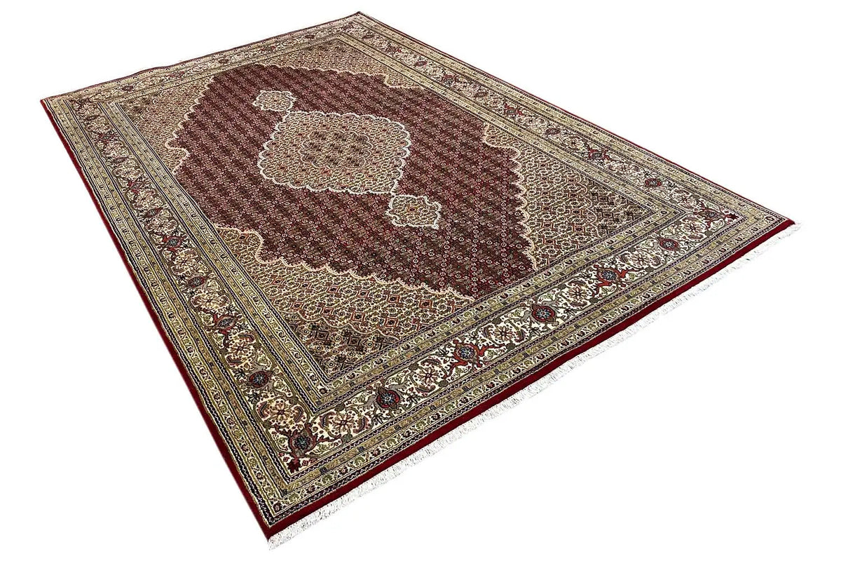 Indo Täbriz Teppich, diagonal ausgebreitet, bordeauxrotes Feld mit Medaillon-Ornamenten