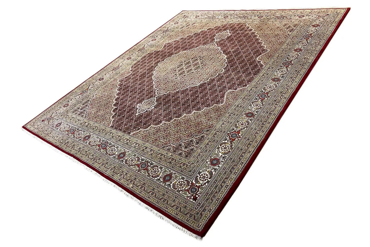 Teppich mit Medaillon und Ornamenten in Braun und Creme, diagonale Ansicht