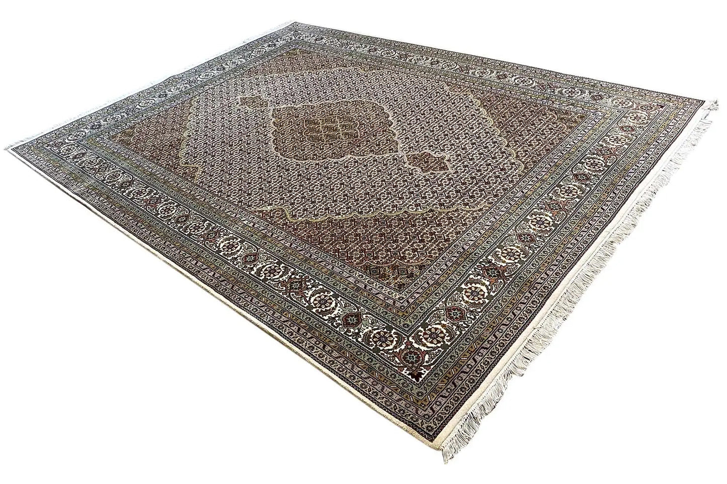 Indo Täbriz-Teppich, diagonale Ansicht; gedämpfte Farben, verzierte Bordüre und Fransen