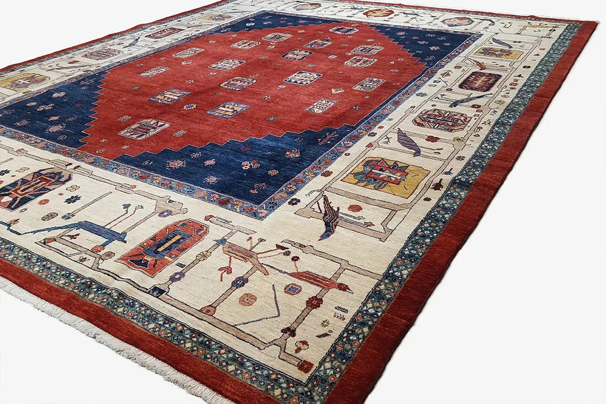 Orientteppich: rotes Feld mit dunkelblauem Rand und Bordüre, klassisches Muster