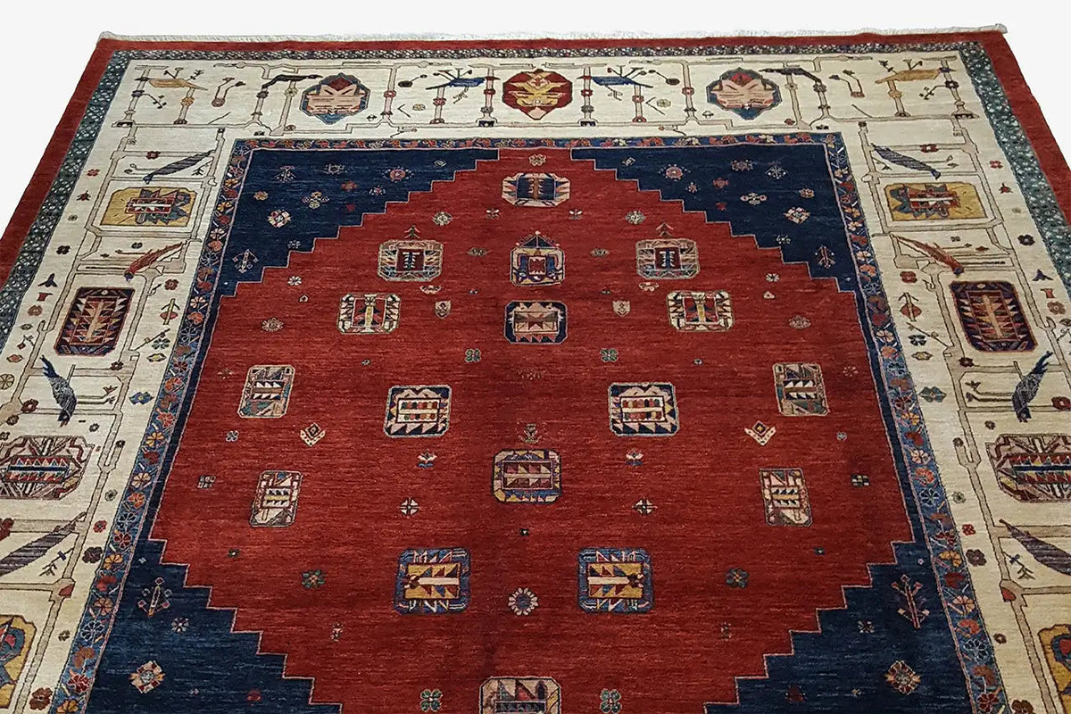 Orientteppich mit rotem Zentralfeld, dunkelblauem Rahmen und cremefarbenen Ornamenten