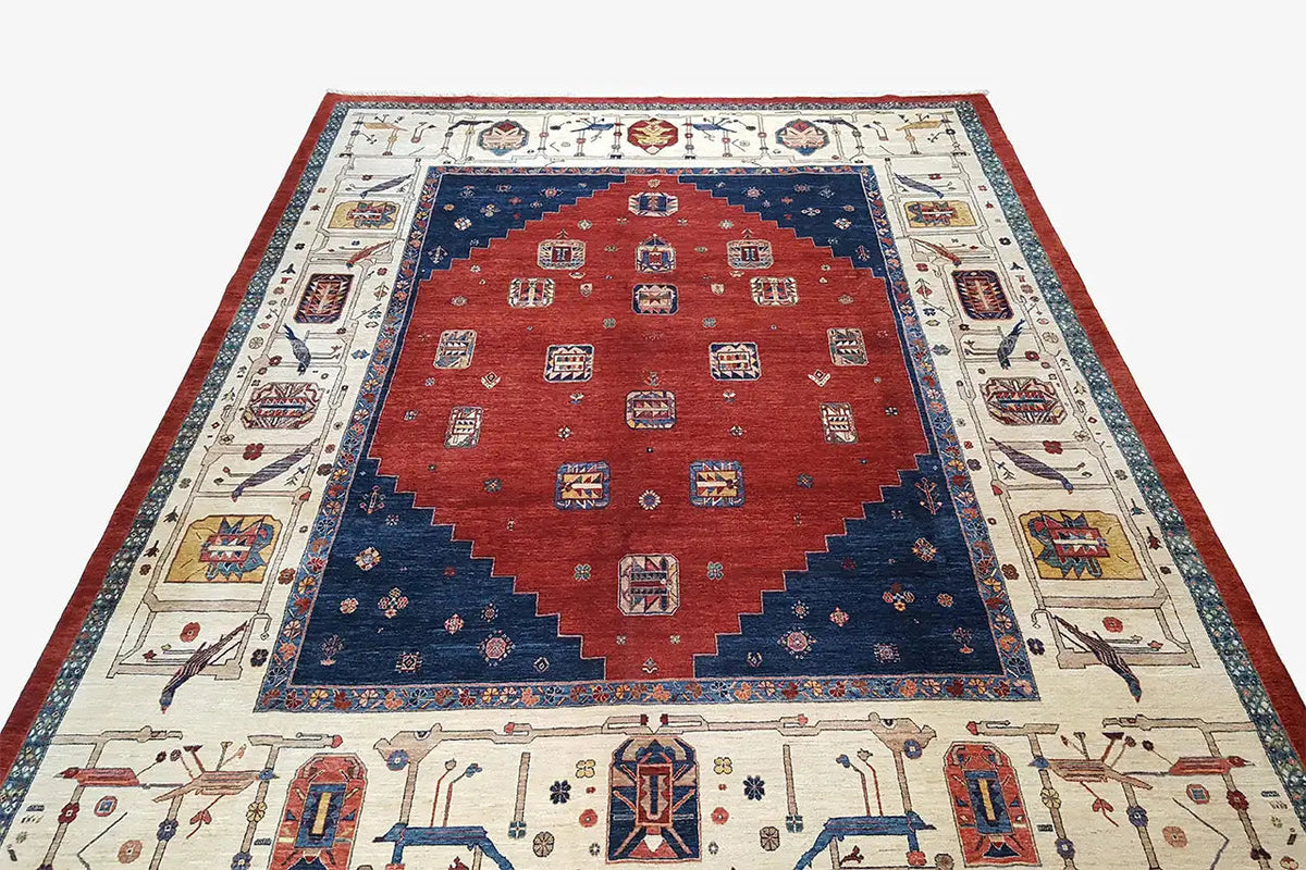 Orientteppich flach ausgebreitet, rotes Zentrum, dunkelblauer Rahmen, ornamentierte Bordüre